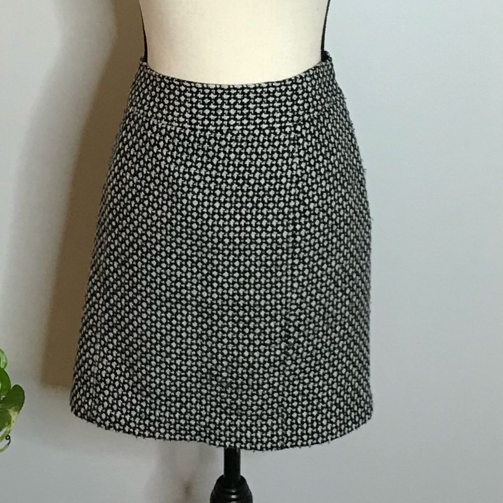 BANANA REPUBLIC • SIZE: 12 • BLACK AND WHITE MINI SKIRT